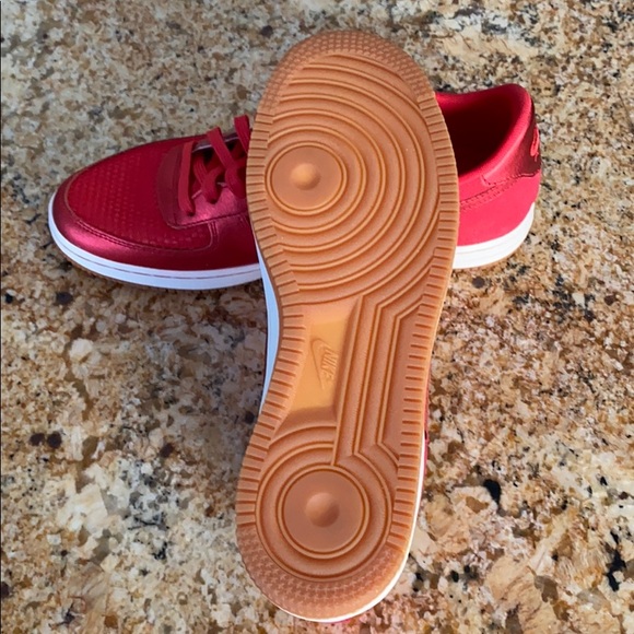 Woman’s Air Force 1 Low Light HYPR RED - Picture 5 of 6